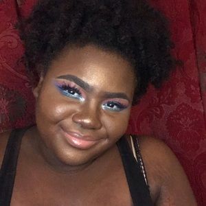 Meet your Posher, Alicia